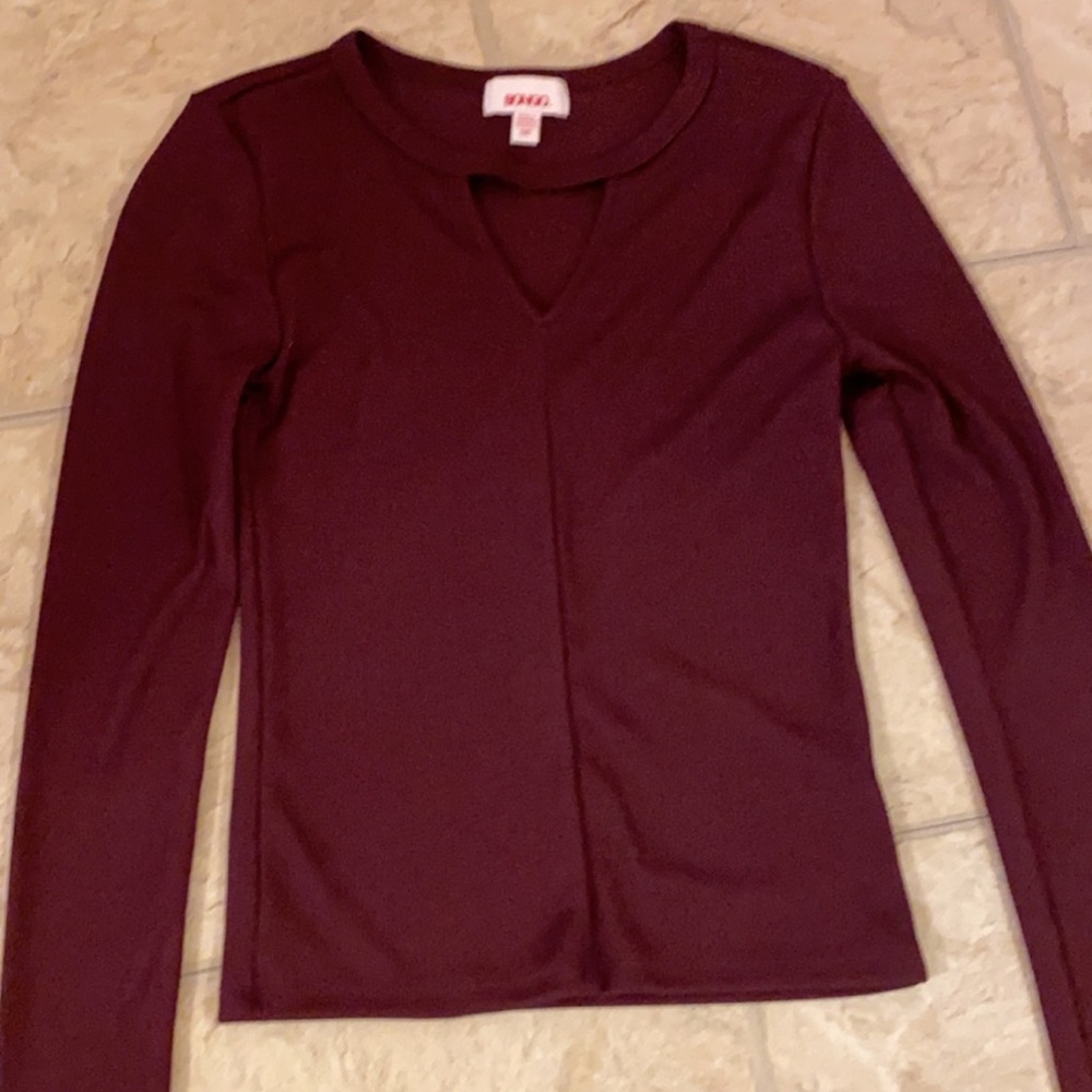 long sleeve maroon top, triangle cut